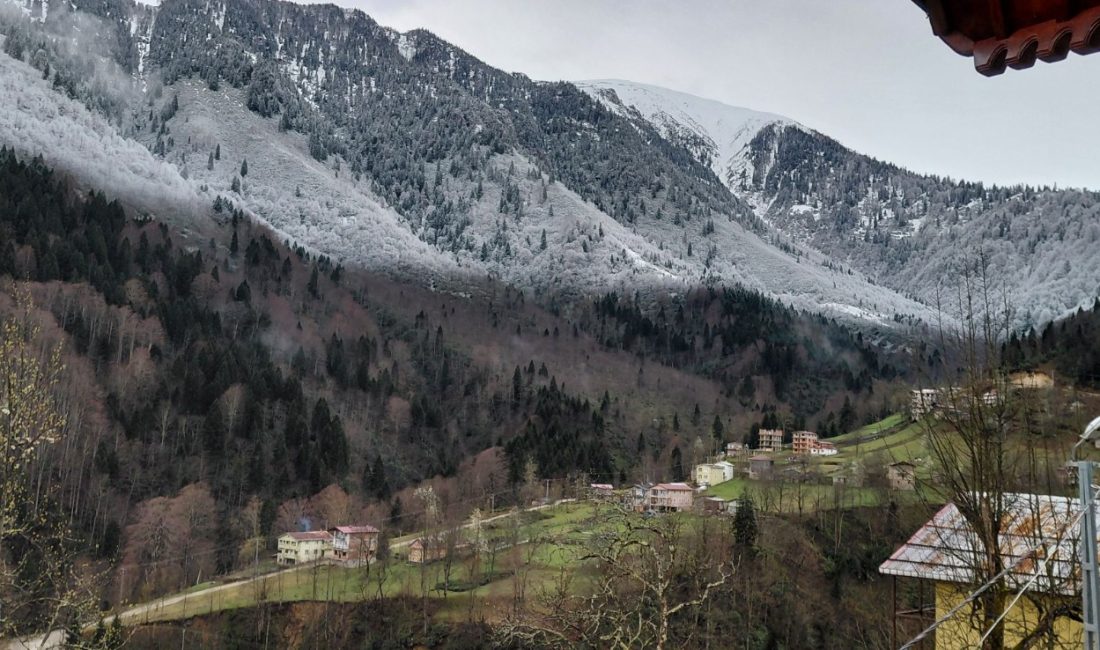 Soğuyan hava şartları İkizdere ilçesi yüksek kesimlerde kar olarak geri