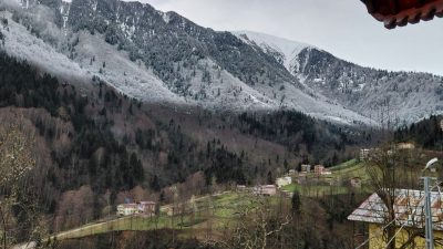 Soğuyan hava şartları İkizdere ilçesi yüksek kesimlerde kar olarak geri