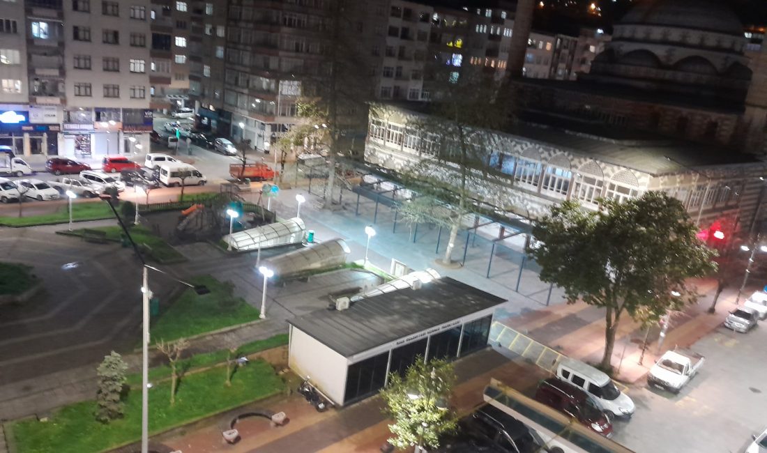 Rize’de bulunan Sahil Camii ve çevresi, yapılan yenileme ve aydınlatma