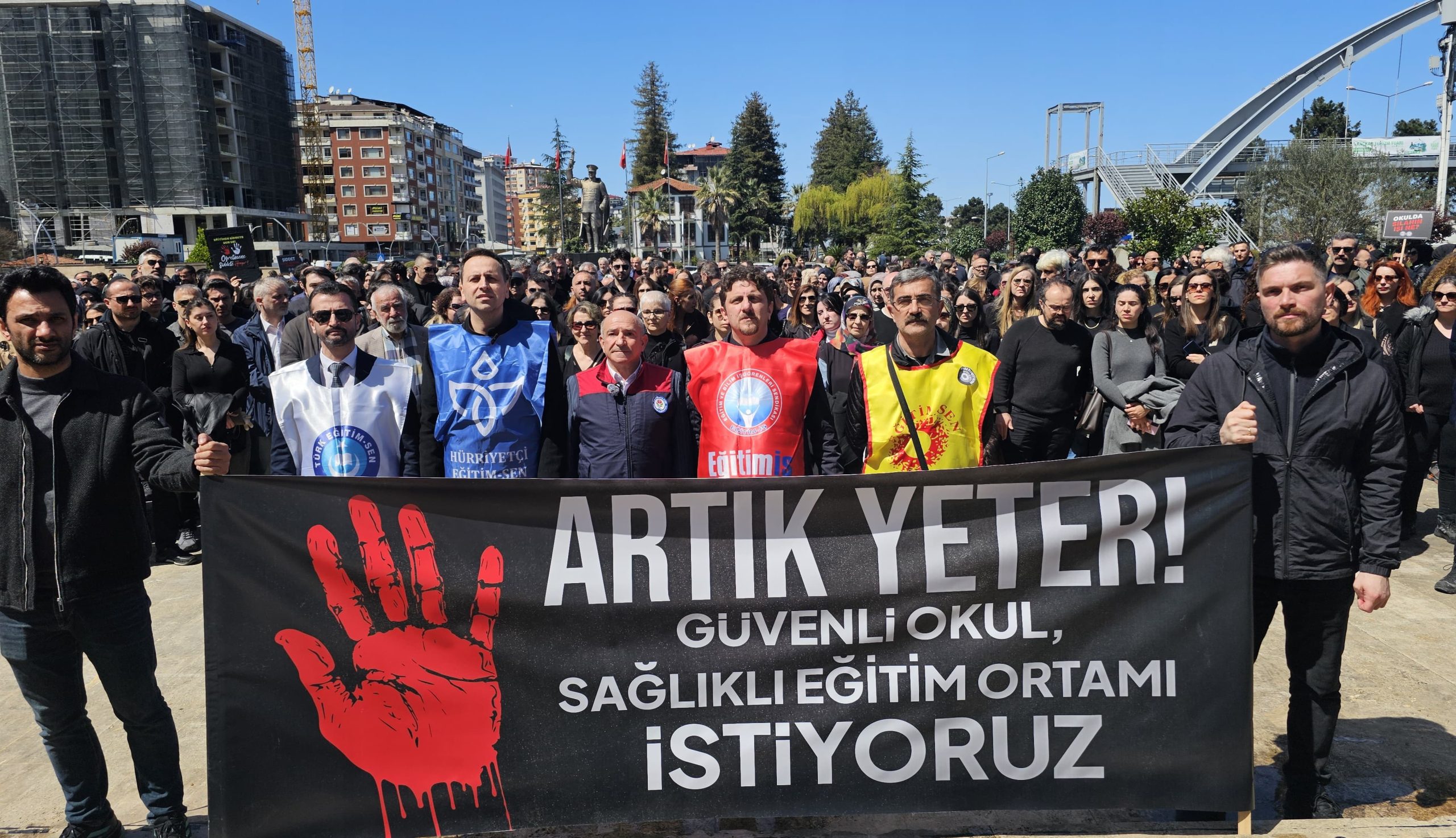 Rize’de Valilik önünde gerçekleştirilen Eğitim-İş.,Türk Eğitimsen.Hürsen,ve Eğitim Birsen' temsilcilerinin 