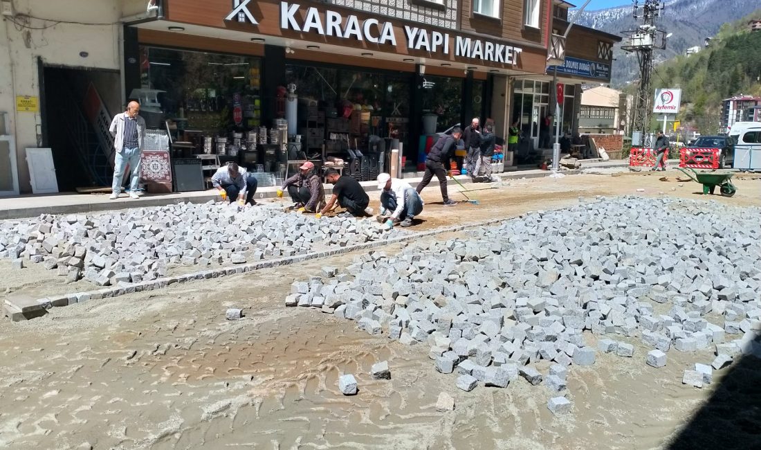 TURİZMDE HEDEFİ OLAN İKİZDERE İLÇE MERKEZİNDE PARLAK BERGAMA TAŞI KULLANILIYOR