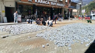 TURİZMDE HEDEFİ OLAN İKİZDERE İLÇE MERKEZİNDE PARLAK BERGAMA TAŞI KULLANILIYOR