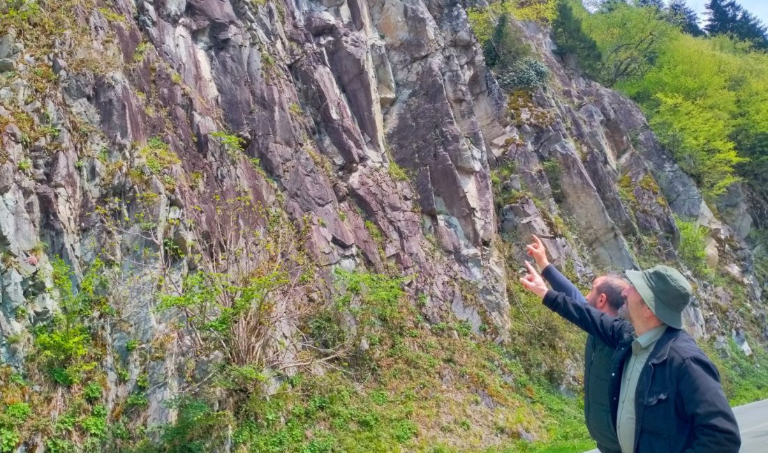 RİZE-İKİZDERE KARAYOLUNUN ŞİMŞİRLİ KÖYÜ GEÇİŞİNDE YAMAÇLARDA HERAN DÜŞECEK KAYALAR SÜRÜCÜLERİ