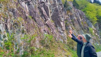 RİZE-İKİZDERE KARAYOLUNUN ŞİMŞİRLİ KÖYÜ GEÇİŞİNDE YAMAÇLARDA HERAN DÜŞECEK KAYALAR SÜRÜCÜLERİ