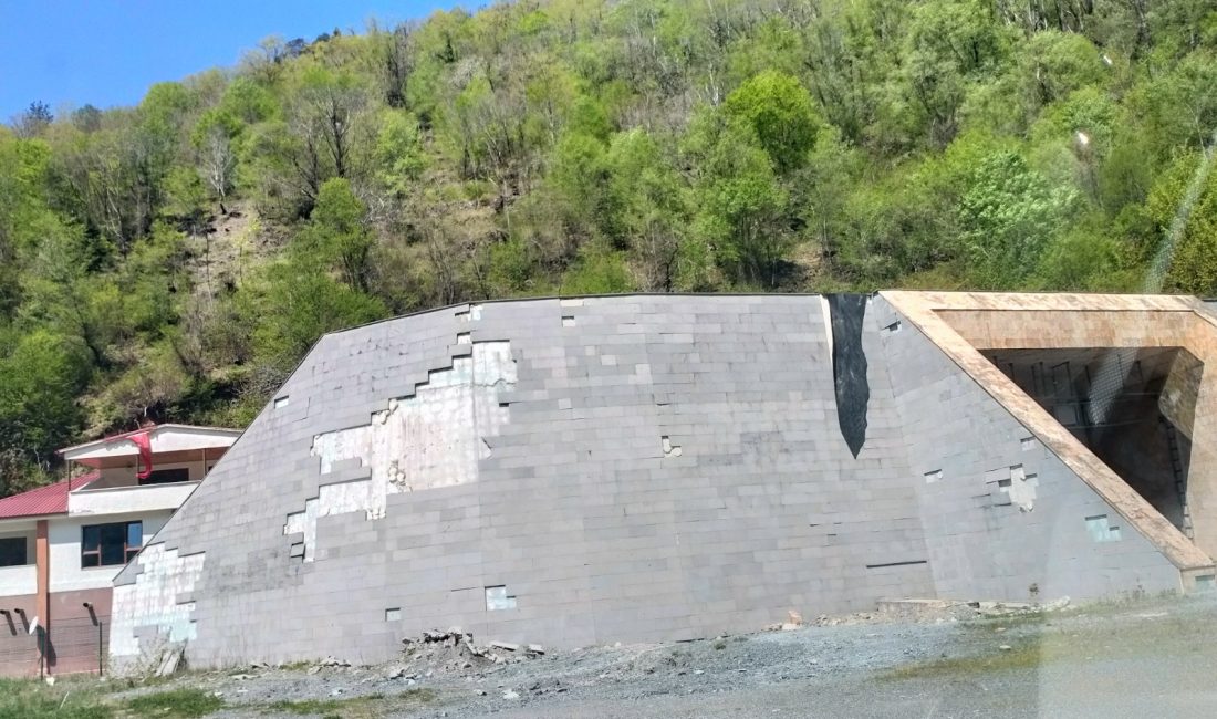 İKİZDERE-GÜNEYCE TÜNELİ GİRİŞLERİNDE TAŞLAR DÜŞÜYOR İLGİLENEN YOK, BAKAN YOK