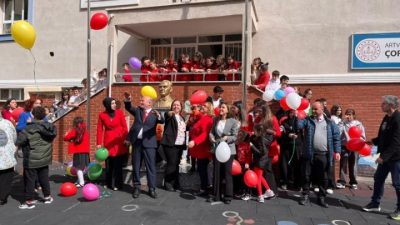 Dünya Otizm Farkındalık Günü kapsamında Çoruh İlkokulunda düzenlenen etkinlik programı,