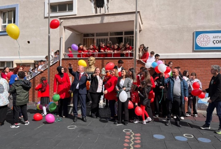 Dünya Otizm Farkındalık Günü kapsamında Çoruh İlkokulunda düzenlenen etkinlik programı,