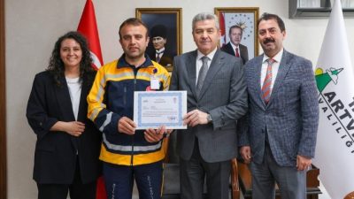 Vali Dr. Turan Ergün Yılın Sağlık Çalışanı” seçilen, Artvin Devlet