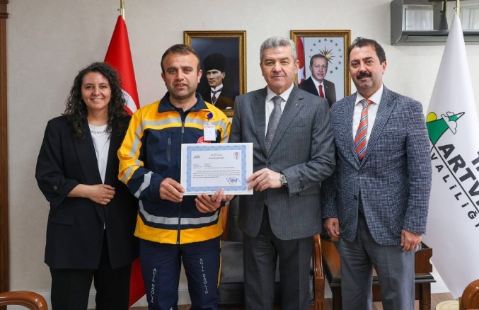 Vali Dr. Turan Ergün Yılın Sağlık Çalışanı” seçilen, Artvin Devlet