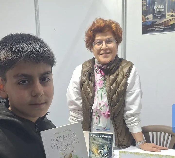 Rize’de düzenlenen 3. Rize Kitap Fuarı, yazarlarla okurları buluşturmaya devam