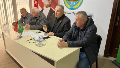 Arhavi Ziraat Obasında Yaş çay sezonu öncesi gerçekleştirilen toplantıda yaş