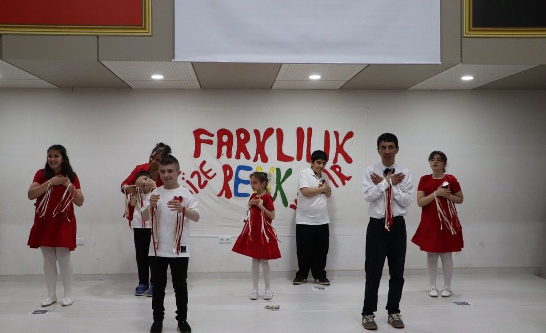 Kemalpaşa’da ilçe Milli Eğitim Müdürlüğü tarafından Engelliler Haftası programı düzenlendi.