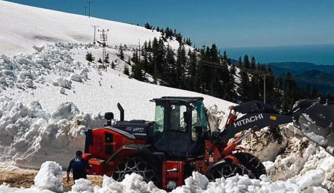 Rize’de yüksek kesimlerde yeniden etkisini artıran kar yağışı, yayla yollarında