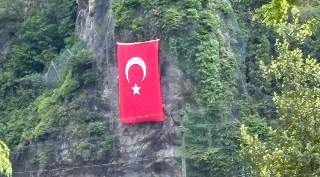 Çamlıhemşin’de Zirvede Bayrak Değişimi Geleneği Bu Yıl Da Sürdü