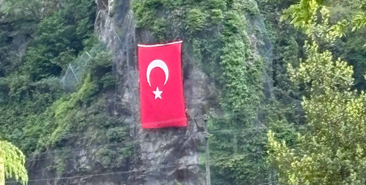 Çamlıhemşin’de Zirvede Bayrak Değişimi Geleneği Bu Yıl Da Sürdü