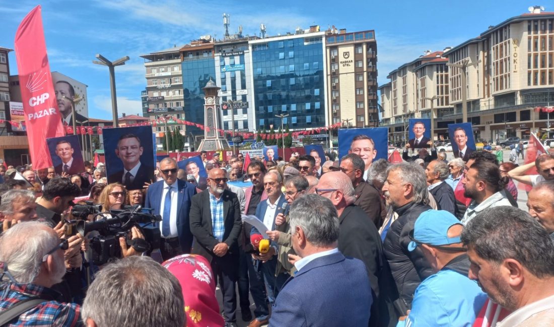 Rize’de Cumhuriyet Meydanı’nda bir araya gelen siyasi parti temsilcileri ve