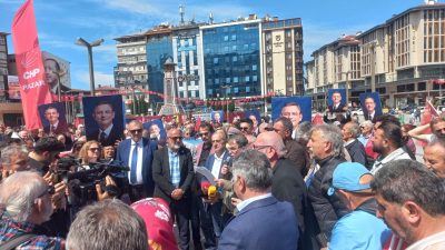 Rize’de Cumhuriyet Meydanı’nda bir araya gelen siyasi parti temsilcileri ve
