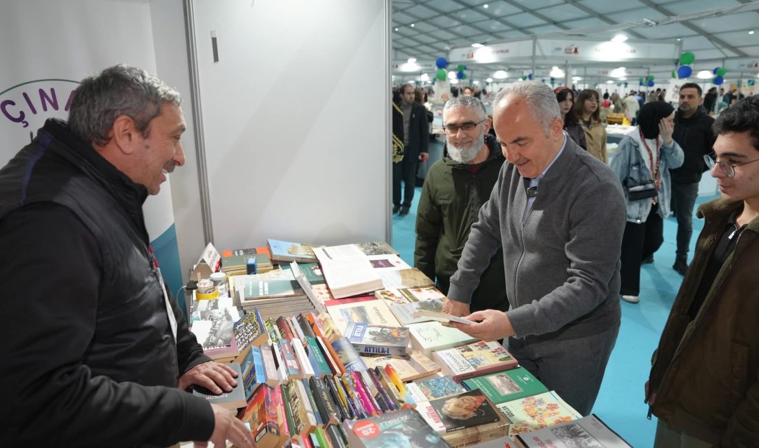 Rize Belediye Başkanı Rahmi Metin, 3. Rize Kitap Fuarı’nı ziyaret