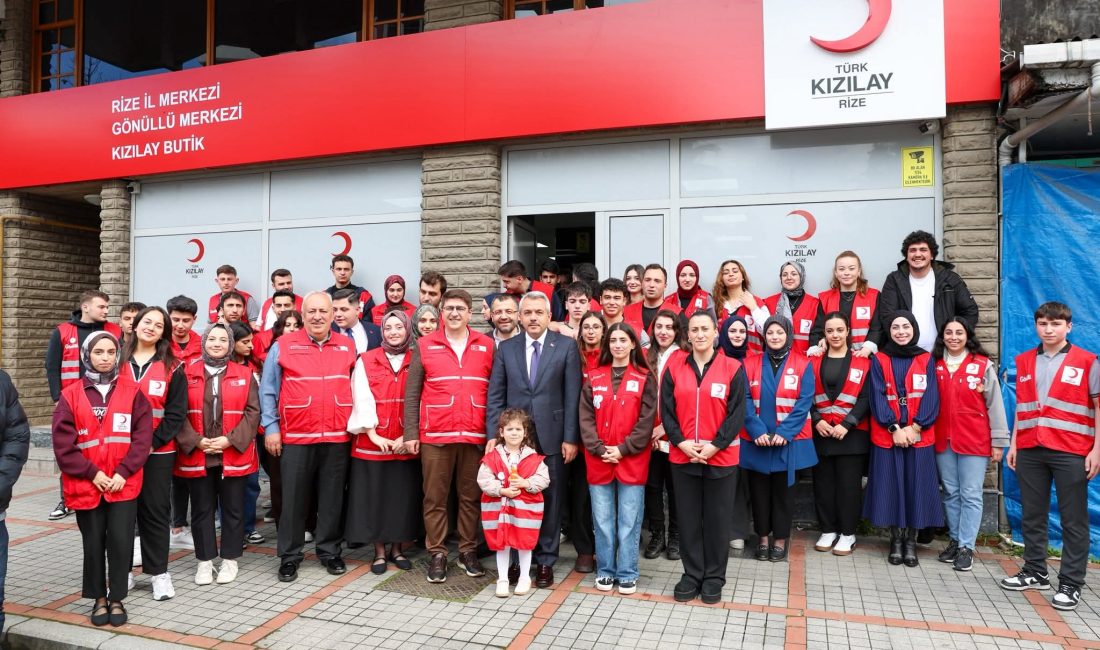 Kızılay Rize Şube Başkanı Ayhan Mandev ve yönetim kurulu üyeleriyle