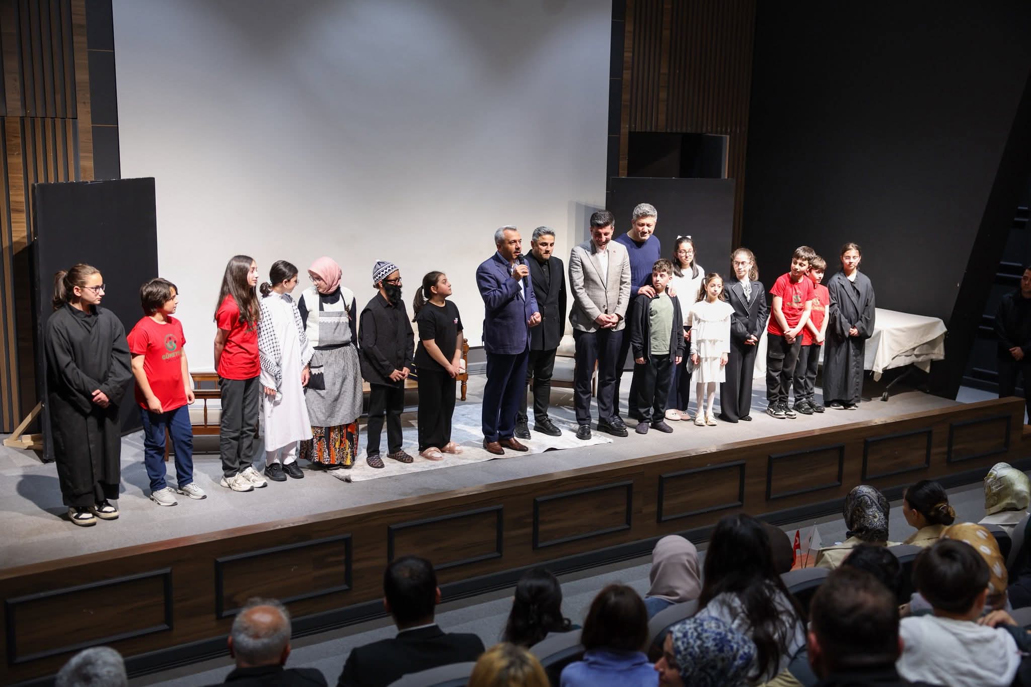 Vali İhsan Selim Baydaş, eşi Zeyneb Baydaş ile birlikte, Güneysu