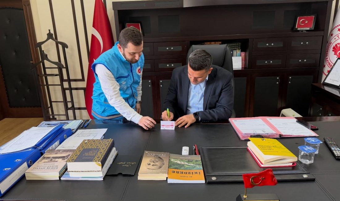 İkizdere Kaymakamı Burak Yaylacı Kurbanını Diyanet Vakfına bağışladı.