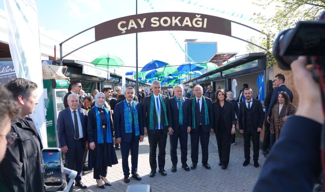 Ankara Rize Günleri’nde demlenen çayın kokusu, ince belli bardakların etrafında