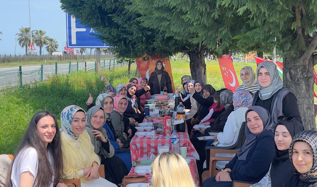 Ardeşen Saadet Partisi Kadın kolları anneler günü dolayısıyla annelere bir