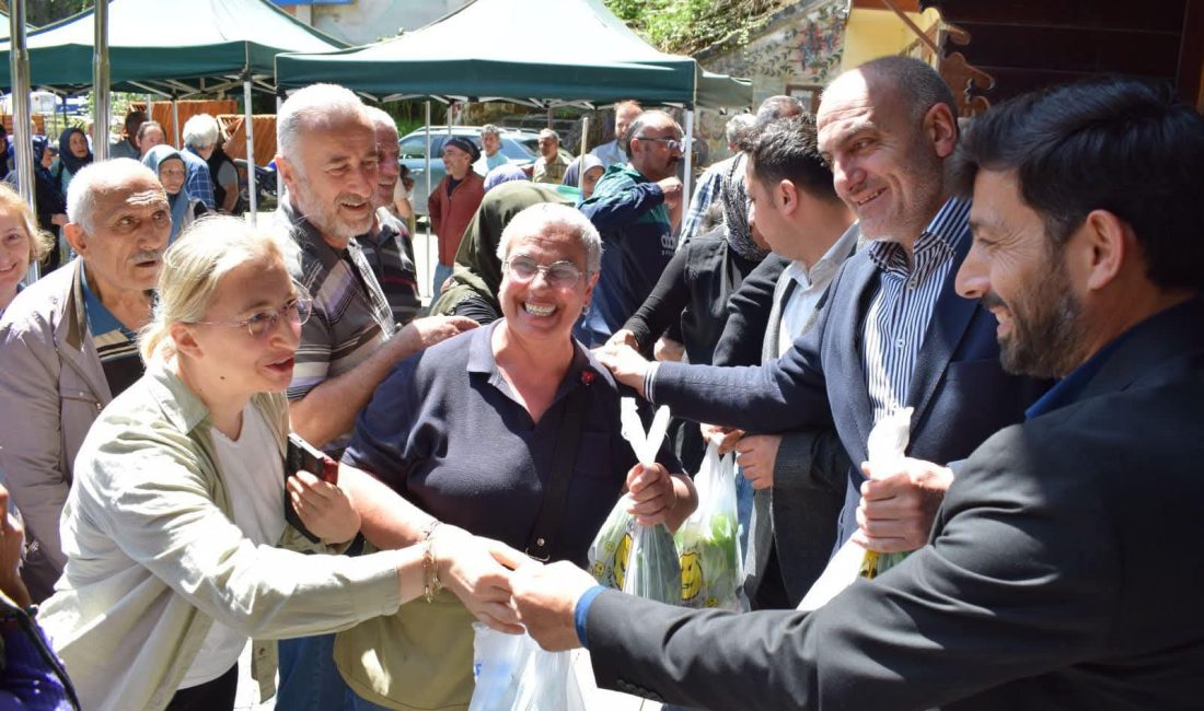 Rize’nin Çamlıhemşin ilçesinde 14 Mayıs Çiftçiler Günü dolayısıyla düzenlenen fide