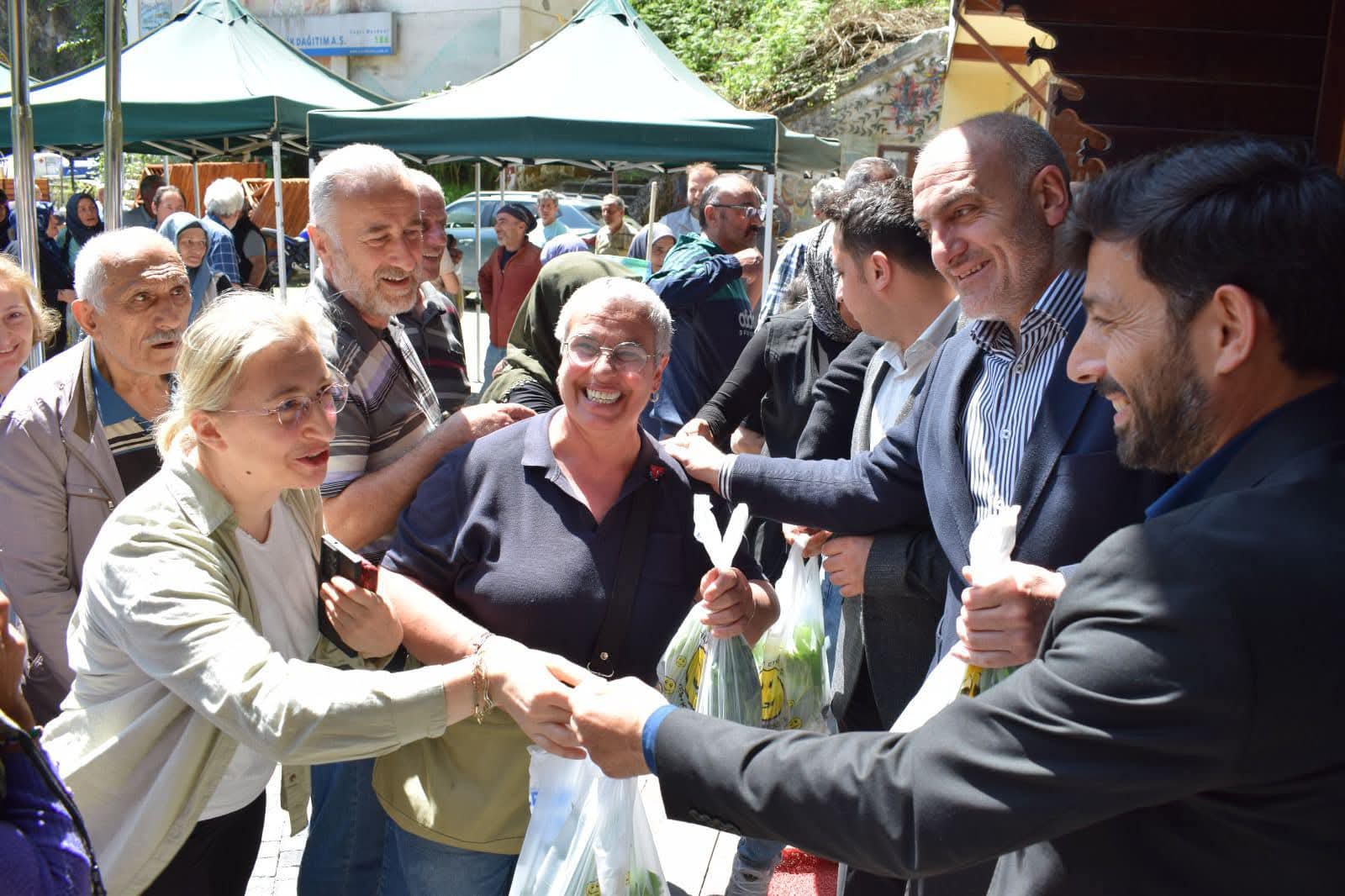Rize’nin Çamlıhemşin ilçesinde 14 Mayıs Çiftçiler Günü dolayısıyla düzenlenen fide