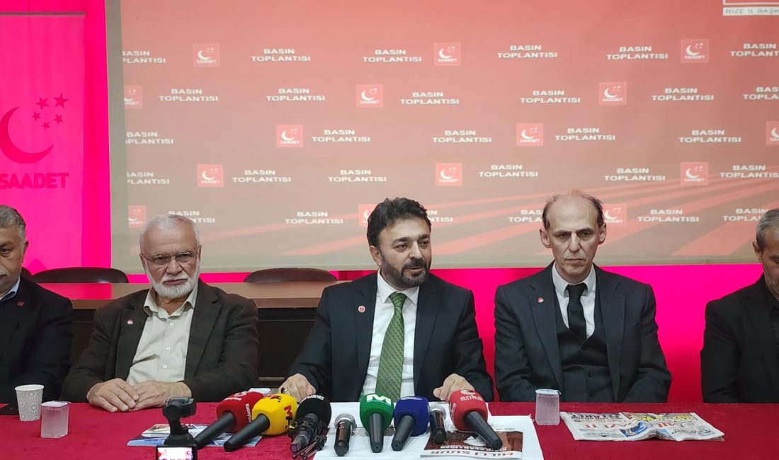 Saadet Partisi GİK Üyesi Faik Çalık, Rize İl Başkanlığı binasında
