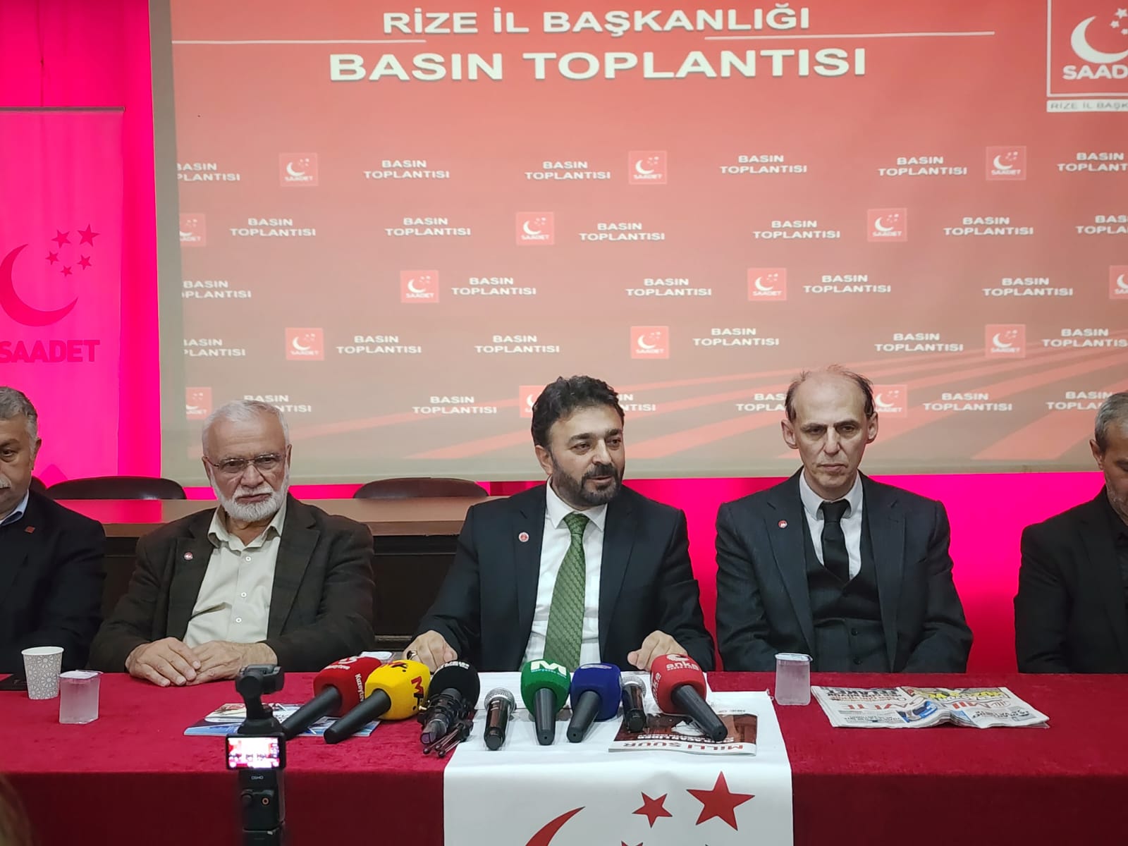 Saadet Partisi GİK Üyesi Faik Çalık, Rize İl Başkanlığı binasında