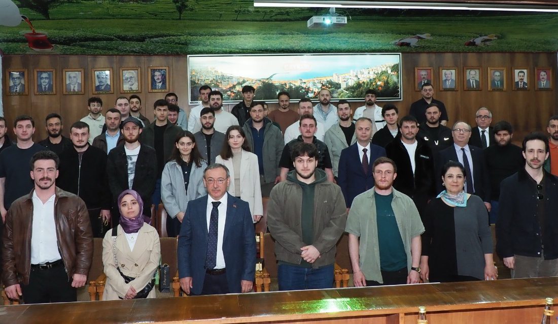 ÇAYKUR Genel Müdürü Yusuf Ziya Alim, yaş çay hasadıyla uğraşan