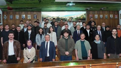 ÇAYKUR Genel Müdürü Yusuf Ziya Alim, yaş çay hasadıyla uğraşan