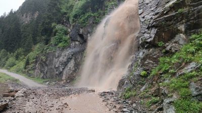 Rize'nin Çamlıhemşin ilçesinde etkili olan sağanak yağış ve yüksek kesimlerde
