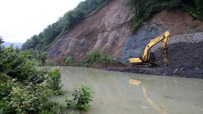 Rize'nin Salarha Vadisi'nde yapımı devam eden Salarha-Küçükçayır yolu, bölge halkının
