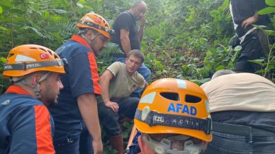 Rize'de ilkel teleferiğin motor kısmının bulunduğu kulübenin bacağının kopmasıyla içinden