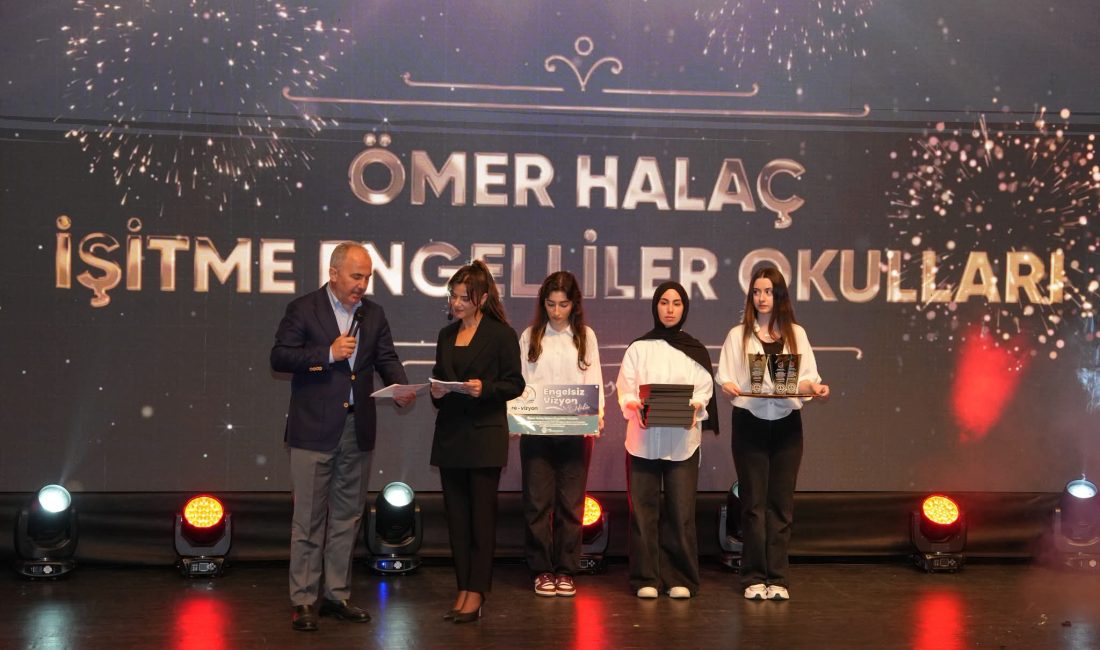 Saygı duruşu ve İstiklal Marşınım okunmasıyla başlayan programda Rize Valisi