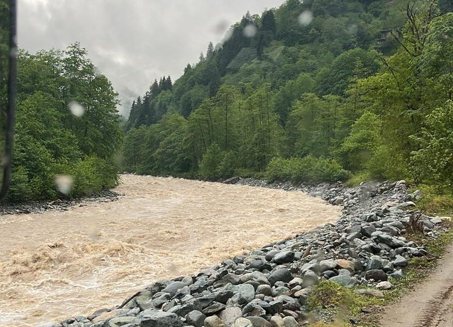 Rize'nin Çamlıhemşin ilçesinde etkili olan sağanak yağış sonrası belediye ekipleri
