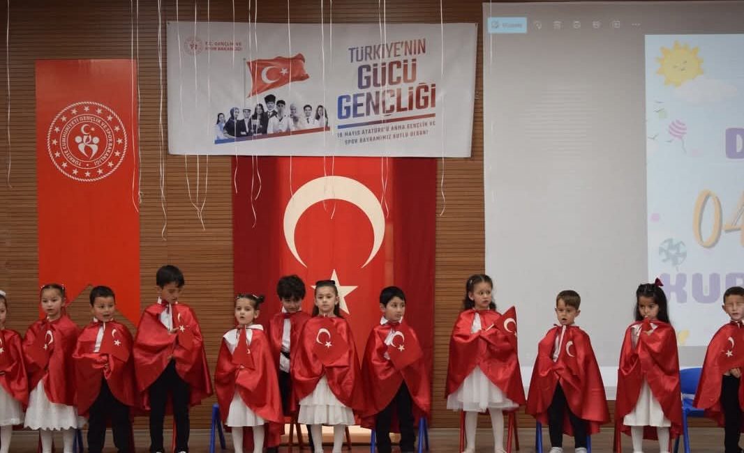 24 MİNİK ÖĞRENCİ SAHNEYE ÇIKTI, SALON DUYGU SELİNE DÖNÜŞTÜ 