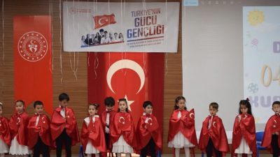 24 MİNİK ÖĞRENCİ SAHNEYE ÇIKTI, SALON DUYGU SELİNE DÖNÜŞTÜ 