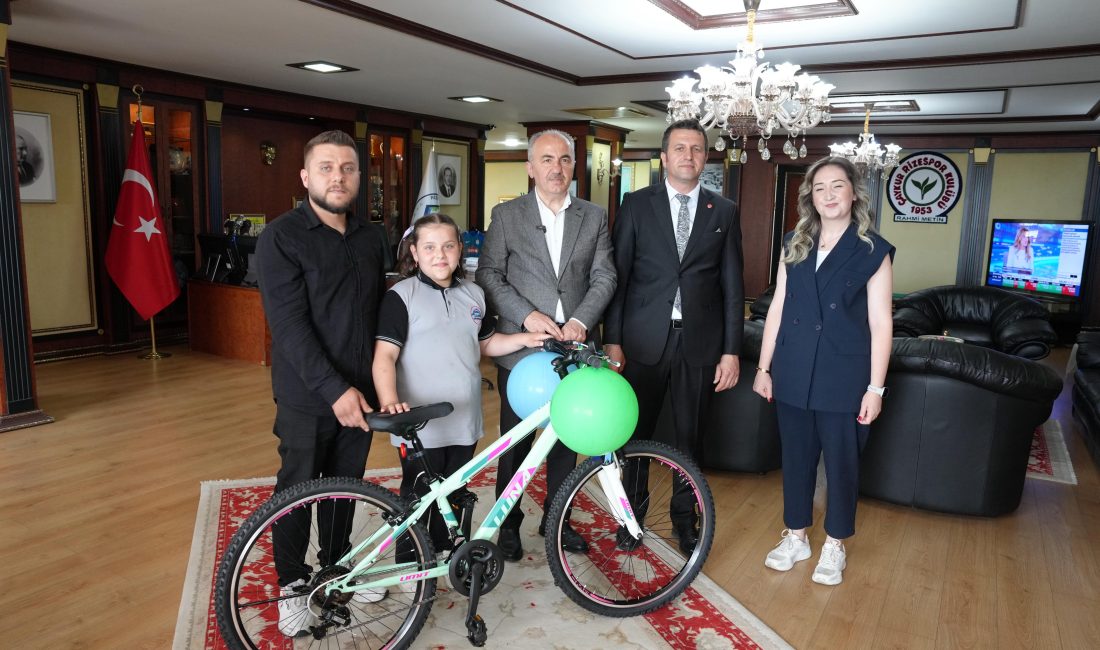 Rize Belediye Başkanı Rahmi Metin, hasta bir çocuğun tedavisine destek