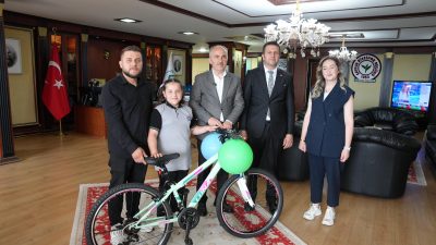 Rize Belediye Başkanı Rahmi Metin, hasta bir çocuğun tedavisine destek
