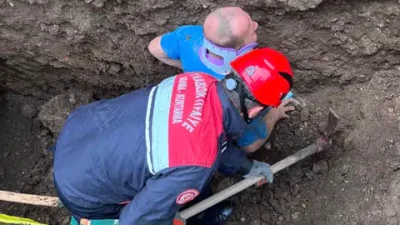 Trabzon'un Akçaabat ilçesinde altyapı çalışmaları sırasında yaşanan toprak kaymasında göçük