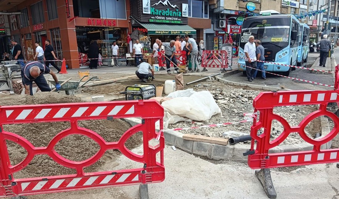 Rize’nin malum trafik yoğunluğuna çözüm için Rize Belediyesi ekipleri sahada