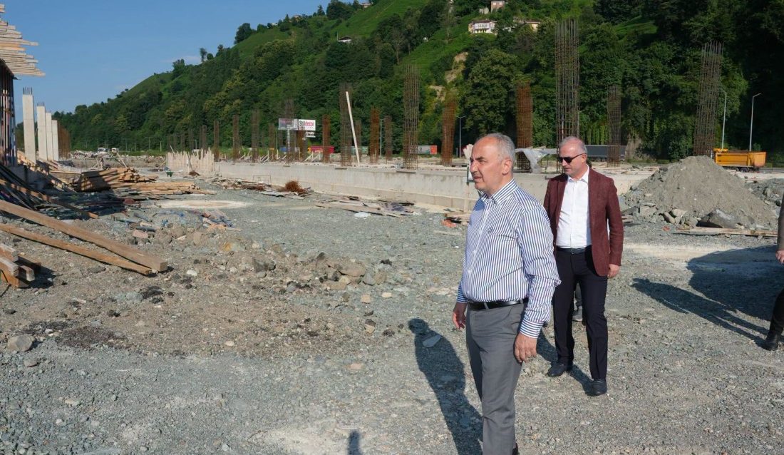 Rize Belediyesi tarafından Bozkale Mahallesi sahil dolgu alanında yapımı sürdürülen