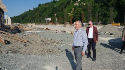 Rize Belediyesi tarafından Bozkale Mahallesi sahil dolgu alanında yapımı sürdürülen