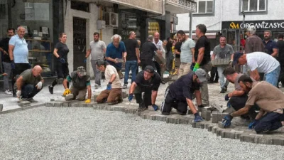 Rize'nin Fındıklı ilçesinde, doğalgaz çalışmaları nedeniyle bozulan yolların yenilenmesi kapsamında