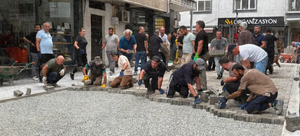 Rize'nin Fındıklı ilçesinde, doğalgaz çalışmaları nedeniyle bozulan yolların yenilenmesi kapsamında