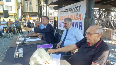 CHP Mersin Milletvekili Ali Mahir Başarır, Rize'de bir çay bahçesinde