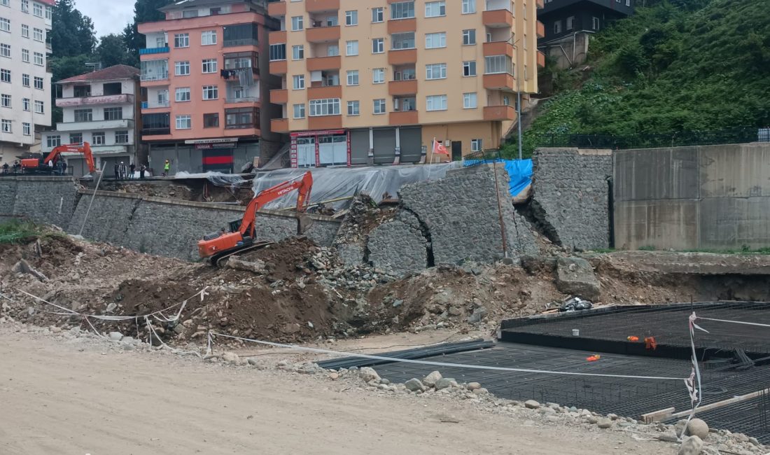 Rize'de merkez Uslampasa Mahallesi'nde yol çöktü.2 binanın tahliye edildi